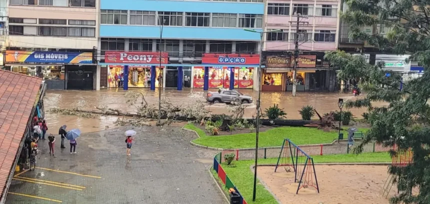 Chuva forte deixa praça interditada no RJ