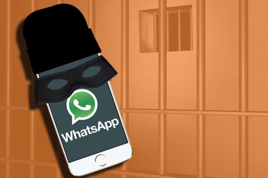 Celular com a logo do Whatsapp