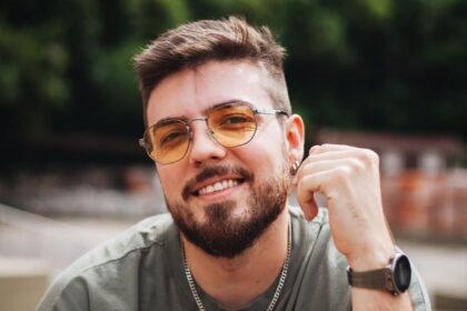 O artista, dono do single Pecado Favorito, se destaca no mercado com sua versatilidade, estilo e carisma Enzo Flores, o cantor e compositor natural de Joaçaba, município de Santa Catarina, já encantava o público com sua música pop marcante e seus hits como o grande single de estreia, 'Balancinho'. Mas agora, Enzo demonstrou toda a sua versatilidade musical ao lançar o seu novo single: Pecado Favorito. A nova música de trabalho do artista traça um novo caminho para sua carreira: o do Pop Funk. 