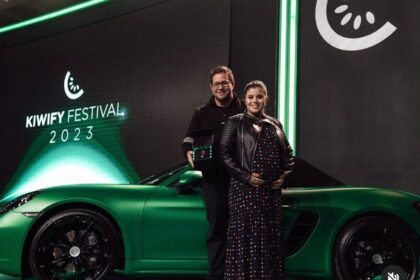 Na foto Safe e a esposa Marcela, à espera do primeiro filho do casal, recebendo uma Porsche por 40 milhões faturados