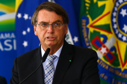 O conformismo do presidente Jair Bolsonaro em relação à possibilidade de sua inelegibilidade tem gerado irritação entre seus aliados políticos. Esse posicionamento do presidente em aceitar passivamente essa condição deixa seus apoiadores descontentes e em busca de alternativas para as eleições futuras. De acordo com informações, Bolsonaro tem demonstrado uma postura de conformismo diante das discussões sobre sua inelegibilidade devido à aplicação da Lei da Ficha Limpa. Essa lei estabelece que políticos condenados por órgãos colegiados ficam inelegíveis por um determinado período. Essa atitude de Bolsonaro tem gerado insatisfação entre seus aliados políticos, que esperavam uma postura mais combativa e estratégica por parte do presidente. A aceitação passiva da inelegibilidade tem sido vista como uma falta de engajamento e de empenho em superar essa questão legal. Para muitos aliados, a possibilidade de Bolsonaro ficar inelegível é um obstáculo a ser enfrentado e superado, e não algo que deva ser simplesmente aceito. Essa situação tem motivado discussões e debates internos entre os apoiadores do presidente, que buscam alternativas e estratégias para contornar essa questão. A inelegibilidade de Bolsonaro, caso se confirme, teria um impacto significativo no cenário político brasileiro. Isso poderia abrir espaço para a reconfiguração do campo político e para o surgimento de novas lideranças, impactando diretamente as próximas eleições. É importante ressaltar que, até o momento, a inelegibilidade de Bolsonaro é apenas uma possibilidade, e a situação ainda está sujeita a análises jurídicas e decisões judiciais. Portanto, é prematuro tirar conclusões definitivas sobre o desfecho dessa questão. No entanto, o conformismo do presidente em relação a essa possibilidade tem causado desconforto entre seus aliados, que esperam uma postura mais proativa e determinada na defesa de sua elegibilidade. O cenário político brasileiro continua em constante transformação, e as próximas eleições serão marcadas por novas configurações e disputas acirradas. Independentemente do desfecho da questão da inelegibilidade de Bolsonaro, é fundamental que os aliados e apoiadores do presidente estejam preparados para enfrentar os desafios políticos que se apresentam e busquem estratégias eficientes para garantir a representatividade de suas ideias e projetos. É importante acompanhar de perto os desdobramentos dessa situação e as decisões judiciais que poderão definir a elegibilidade de Bolsonaro. A política brasileira está em constante evolução, e as articulações políticas e os posicionamentos dos líderes serão determinantes no rumo que o país tomará nos próximos anos.