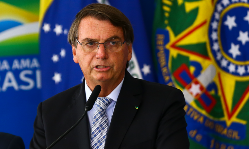 O conformismo do presidente Jair Bolsonaro em relação à possibilidade de sua inelegibilidade tem gerado irritação entre seus aliados políticos. Esse posicionamento do presidente em aceitar passivamente essa condição deixa seus apoiadores descontentes e em busca de alternativas para as eleições futuras. De acordo com informações, Bolsonaro tem demonstrado uma postura de conformismo diante das discussões sobre sua inelegibilidade devido à aplicação da Lei da Ficha Limpa. Essa lei estabelece que políticos condenados por órgãos colegiados ficam inelegíveis por um determinado período. Essa atitude de Bolsonaro tem gerado insatisfação entre seus aliados políticos, que esperavam uma postura mais combativa e estratégica por parte do presidente. A aceitação passiva da inelegibilidade tem sido vista como uma falta de engajamento e de empenho em superar essa questão legal. Para muitos aliados, a possibilidade de Bolsonaro ficar inelegível é um obstáculo a ser enfrentado e superado, e não algo que deva ser simplesmente aceito. Essa situação tem motivado discussões e debates internos entre os apoiadores do presidente, que buscam alternativas e estratégias para contornar essa questão. A inelegibilidade de Bolsonaro, caso se confirme, teria um impacto significativo no cenário político brasileiro. Isso poderia abrir espaço para a reconfiguração do campo político e para o surgimento de novas lideranças, impactando diretamente as próximas eleições. É importante ressaltar que, até o momento, a inelegibilidade de Bolsonaro é apenas uma possibilidade, e a situação ainda está sujeita a análises jurídicas e decisões judiciais. Portanto, é prematuro tirar conclusões definitivas sobre o desfecho dessa questão. No entanto, o conformismo do presidente em relação a essa possibilidade tem causado desconforto entre seus aliados, que esperam uma postura mais proativa e determinada na defesa de sua elegibilidade. O cenário político brasileiro continua em constante transformação, e as próximas eleições serão marcadas por novas configurações e disputas acirradas. Independentemente do desfecho da questão da inelegibilidade de Bolsonaro, é fundamental que os aliados e apoiadores do presidente estejam preparados para enfrentar os desafios políticos que se apresentam e busquem estratégias eficientes para garantir a representatividade de suas ideias e projetos. É importante acompanhar de perto os desdobramentos dessa situação e as decisões judiciais que poderão definir a elegibilidade de Bolsonaro. A política brasileira está em constante evolução, e as articulações políticas e os posicionamentos dos líderes serão determinantes no rumo que o país tomará nos próximos anos.