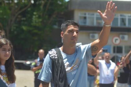 Suárez pode ficar fora do Grêmio para tratar joelho em Barcelona