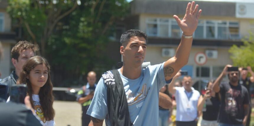 Suárez pode ficar fora do Grêmio para tratar joelho em Barcelona