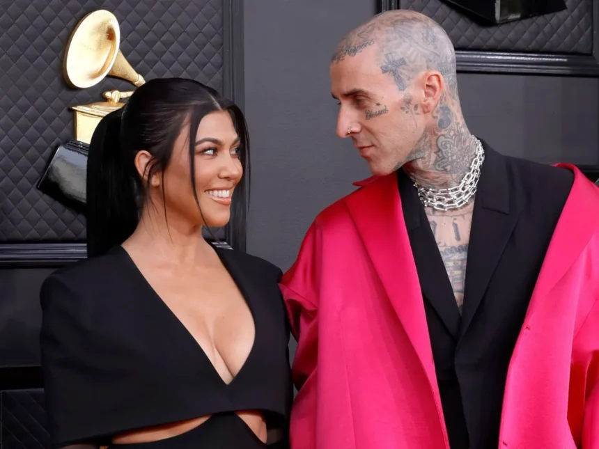 Kourtney Kardashian e Travis Barker anunciaram que estão esperando seu primeiro filho juntos.