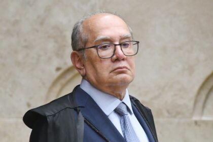 Gilmar Mendes, decano do Supremo Tribunal Federal (STF), expressou preocupações sobre o extremismo político e as possíveis consequências dos atos ocorridos em 8 de janeiro.