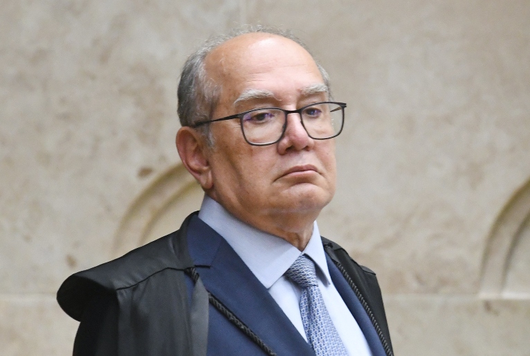 Gilmar Mendes, decano do Supremo Tribunal Federal (STF), expressou preocupações sobre o extremismo político e as possíveis consequências dos atos ocorridos em 8 de janeiro.