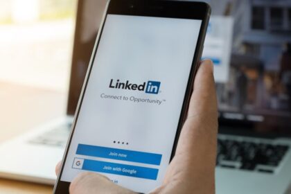 LinkedIn em alta: aumento de usuários em tempos de demissões nos EUA