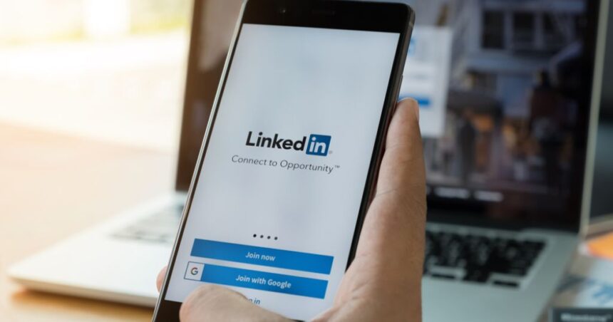 LinkedIn em alta: aumento de usuários em tempos de demissões nos EUA