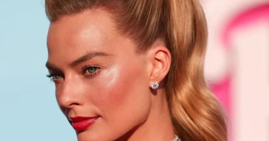 A atriz Margot Robbie aborda a curiosa obsessão por seus pés com bom humor