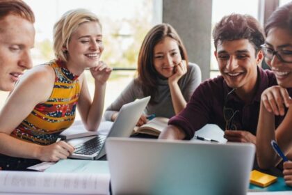 Linguagem corporal em entrevistas de emprego: gestos que impressionam