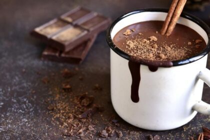 Receita de chocolate quente com toque de vinho tinto: uma combinação irresistível