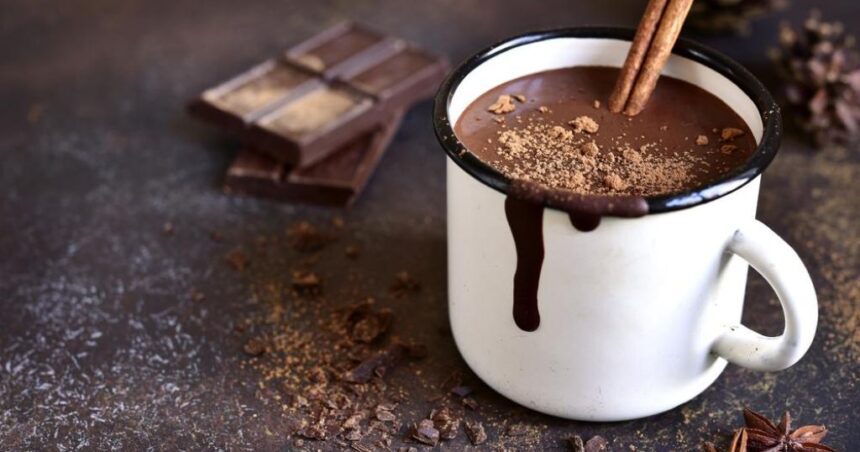 Receita de chocolate quente com toque de vinho tinto: uma combinação irresistível