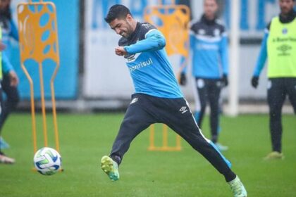 Suárez passa por testes médicos antes do duelo com o mengão