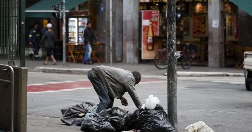 Mutirão jurídico beneficia pessoas em situação de rua em Porto Alegre