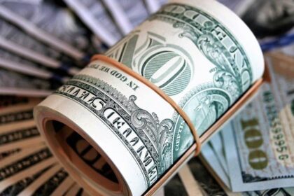 Dólar acompanha tendência internacional e encerra em alta