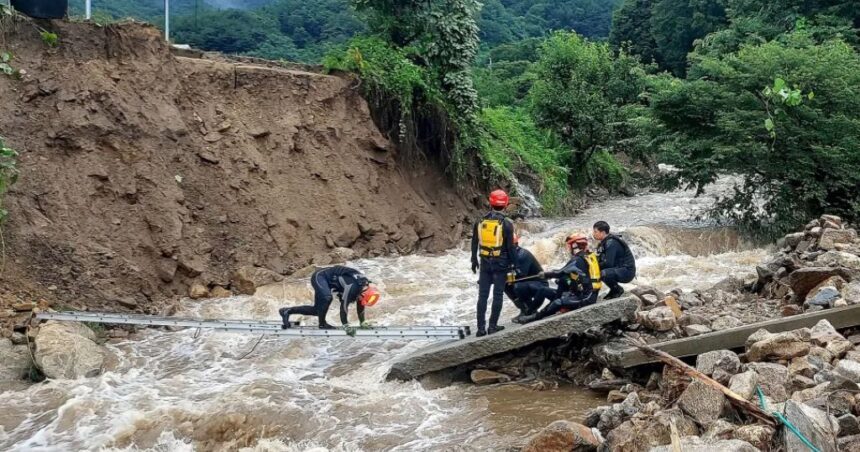 Chuvas intensas na Coreia do Sul causam mortes e deslizamentos