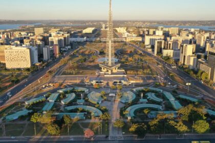 Foto de cima de Brasília mostrando a torre de TV e a esplanada dos ministérios