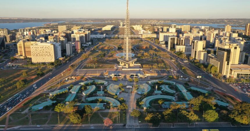 Foto de cima de Brasília mostrando a torre de TV e a esplanada dos ministérios