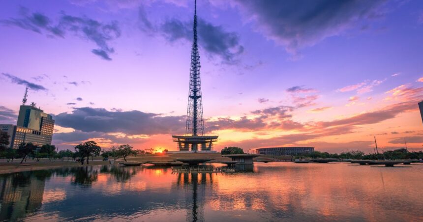 Torre Digital em Brasília com Céu Vermelho