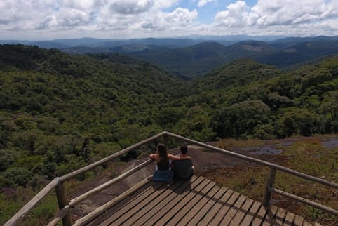 A trilha da Pedra Redonda, a mais famosa da cidade, pode ser feita com crianças a partir de 1,30m de altura