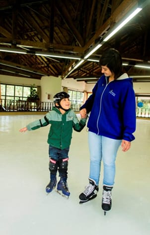 A patinação no gelo, atração muito aguardada por pais e filhos, é indicada para crianças a partir de cinco anos