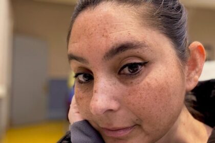 Elizabeth Wachsberg, de 38 anos, vivenciou dores de estômago como parte de sua vida normal, mas esses sintomas foram mal diagnosticados por médicos ao longo dos anos. Somente depois de passar por vários especialistas e realizar exames mais específicos, ela descobriu que estava enfrentando o estágio 4 do câncer colorretal.