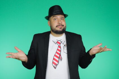 TJ Fernandes é uma figura versátil no mundo do entretenimento, desempenhando papéis como jornalista, apresentador de televisão, ator, comediante, produtor e roteirista.