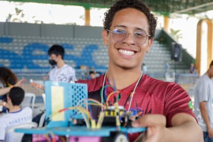 Gustavo Santos Moreira, de 17 anos, estudante do CEM 03 do Gama, compartilha sua alegria por fazer parte das escolas com destaque na competição