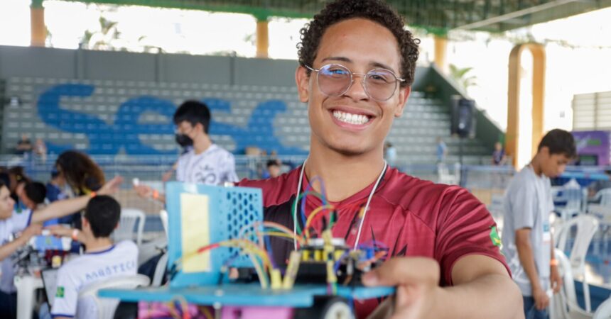 Gustavo Santos Moreira, de 17 anos, estudante do CEM 03 do Gama, compartilha sua alegria por fazer parte das escolas com destaque na competição