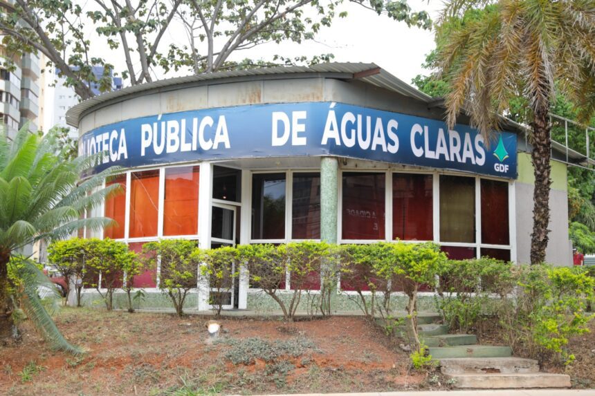 Um espaço de leitura com cerca de 2,5 mil exemplares de livros prontos para proporcionar as mais diversas aventuras literárias está disponível à população. Foto: Agência Brasília