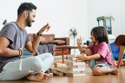 Crianças com deficiência auditiva que conseguem se comunicar verbalmente, também conhecidas como 