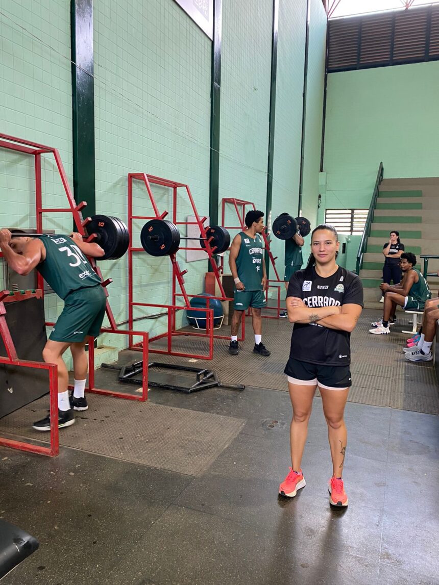 Samara Sampaio, treinadora e preparadora física do Cerrado Basquete, compartilhou sua jornada marcante no mundo do esporte a respeito do assunto, tanto como treinadora quanto como atleta.