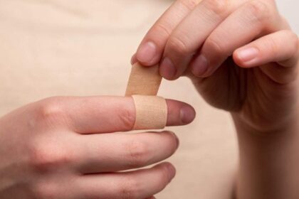 Dermatilomania: o hábito de puxar a pele dos dedos pode indicar um transtorno psicológico