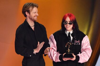 Billie Eilish Recebe Prêmio de Canção do Ano por 