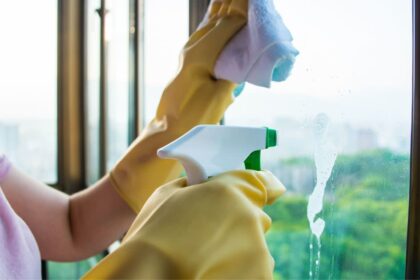 Dicas para limpar vidros e espelhos em casa