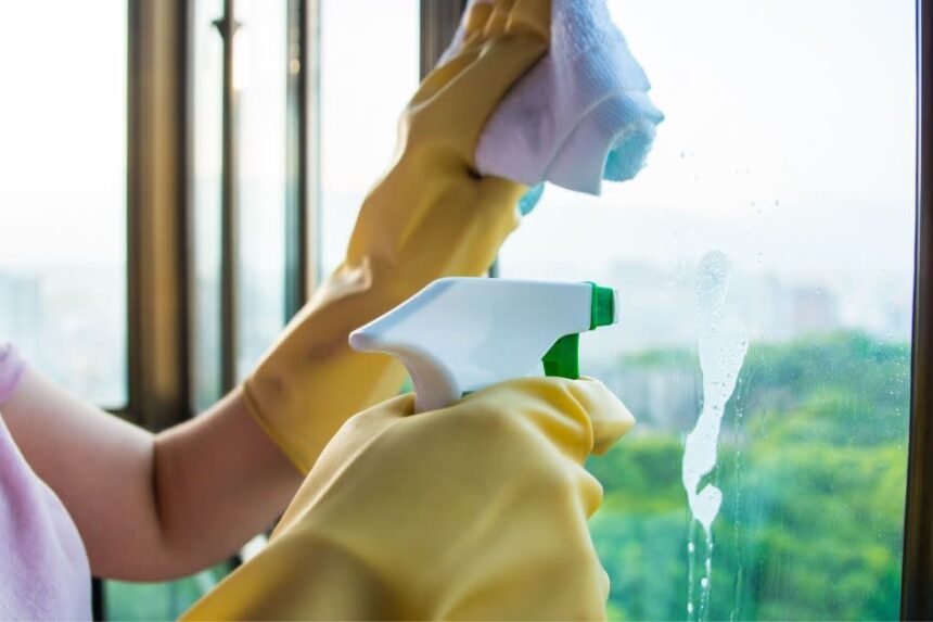 Dicas para limpar vidros e espelhos em casa