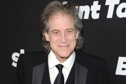 Morre Richard Lewis, de 