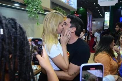 Ana Hickmann e Edu Guedes trocam carinho em evento no Rio