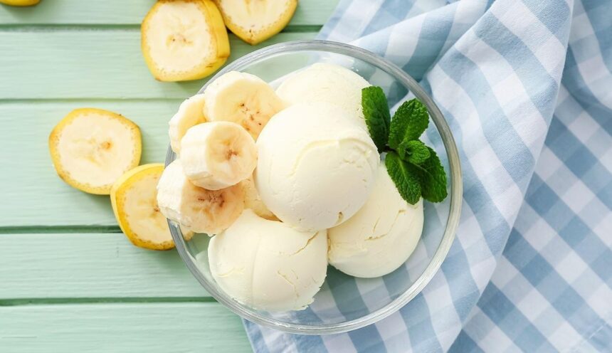 Aprenda a preparar um sorvete saudável de banana com iogurte