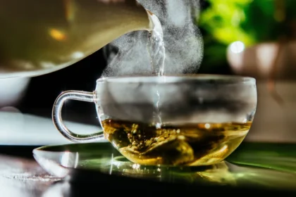 Chá verde melhora memória e concentração; estudo revela benefícios Estudos demonstram que o consumo do chá ativa a memória e aprimora a capacidade de aprendizado. Muitas pessoas consomem chá verde para perder peso ou cuidar da saúde do coração. No entanto, uma pesquisa conduzida na China revela que os benefícios do chá vão além, auxiliando na ativação da memória. De acordo com o estudo, os compostos químicos presentes na bebida estimulam a produção de células cerebrais que contribuem para a memória e o processo de aprendizagem. A pesquisa, realizada pela Universidade Médica Militar, concentrou-se na região do cérebro responsável pelo processamento de informações de curto prazo, convertendo-as em memória de longo prazo. O grupo de cientistas descobriu que uma substância chamada EGCG estimula a produção de células progenitoras neurais, capazes de se transformar em diferentes tipos de células, semelhantes às células-tronco. Para investigar os efeitos, os pesquisadores conduziram testes em dois grupos de ratos de laboratório: um grupo que recebeu chá verde e outro grupo controle. Os animais foram treinados por três dias para encontrar uma plataforma visível em um labirinto e, em seguida, por sete dias para encontrar uma plataforma oculta. Segundo os pesquisadores, os ratos que ingeriram o chá apresentaram um tempo menor para encontrar a plataforma oculta. Outro estudo realizado pela Universidade Federal de Pampa e publicado em 2019 obteve resultados semelhantes. As pesquisas nessa área podem contribuir para o entendimento das características e possíveis tratamentos para doenças como o Alzheimer.