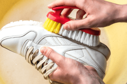 4 truques de limpeza para recuperar a brancura do seu tênis