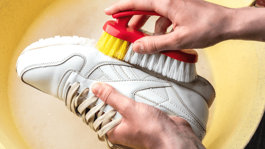 4 truques de limpeza para recuperar a brancura do seu tênis
