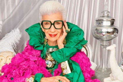 AGORA! Ícone de estilo do século, Iris Apfel, morre aos 102 anos