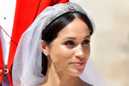 Meghan Markle surpreende ao afastar mulher que buscava posar com Harry