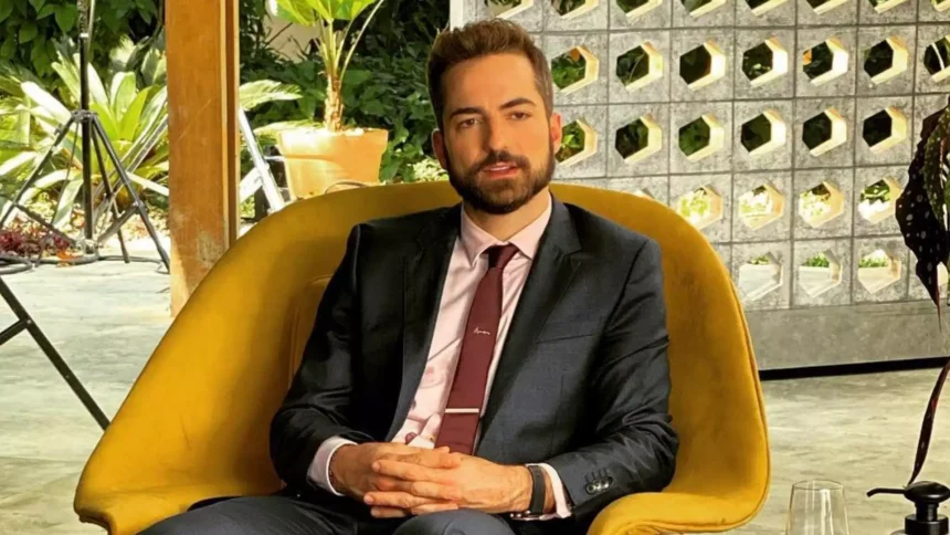 Thales Bretas, viúvo de Paulo Gustavo, é flagrado aos beijos com empresário em Paris