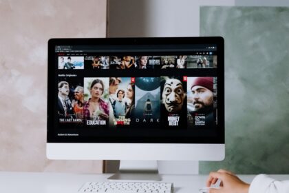 Tela de computador mostrando a interface da Netflix com diversas opções de filmes e séries.