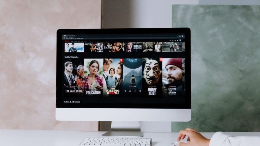 Tela de computador mostrando a interface da Netflix com diversas opções de filmes e séries.