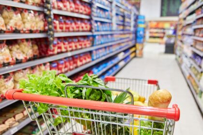 Descubra 10 truques infalíveis para economizar dinheiro nas compras do supermercado. Dicas práticas para reduzir gastos e manter a qualidade dos produtos.