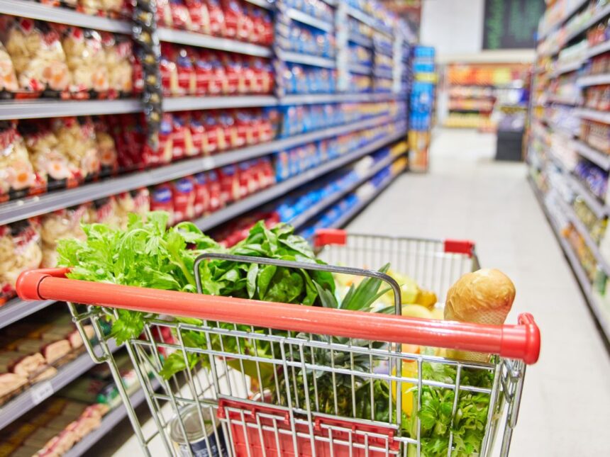 Descubra 10 truques infalíveis para economizar dinheiro nas compras do supermercado. Dicas práticas para reduzir gastos e manter a qualidade dos produtos.